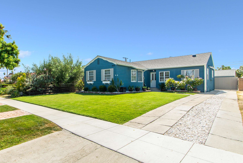 single story home with a front lawn