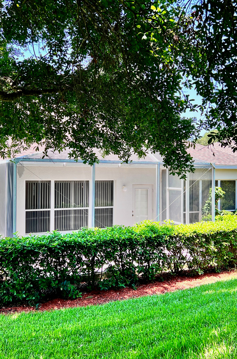 view of front of property with a front lawn